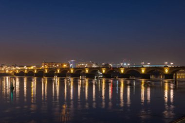 Bordeaux 'daki Bourse Place' den Tramvayla Taş Köprü