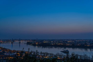 Bordeaux üzerinde Mavi Saat Garonne Nehri ve Yukarıdan Köprü