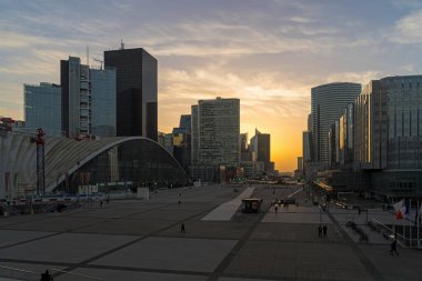Halk ve Skyline ile La Savunma Bölge Merkezi 'nin Altın Saati