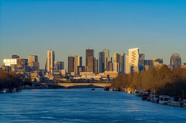 Seine Nehri ve Köprüsü ile güneşli bir günde La Savunma Bölgesi