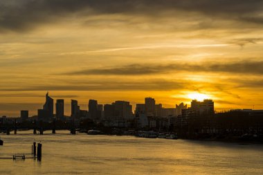 Bulutlu Gökyüzü ve Siluet Kuleleri ile La Defense Business District üzerinde gün batımı