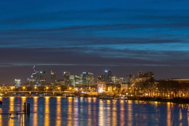 Aydınlanmış Kuleler Paris 'in La Savunma Bölgesi' nin Skyline 'ı Seine Nehri ile Alacakaranlık' ta
