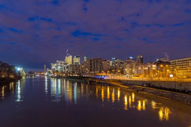 Seine Nehri ve Bulutları ile La Savunma İş Bölgesi 'nde şafak vakti
