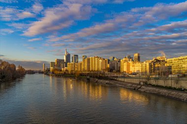 Paris 'te Gündoğumunda La Savunma Bölgesi' nin Aydınlanmış Kuleleri
