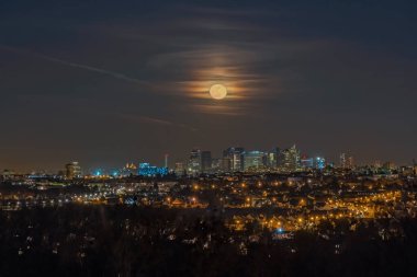 Meşhur Turistik La Savunma Bölgesi ve Kutsal Yürek Bazilikası Gecesinde Dolunay