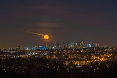 La Defansın üzerindeki Turuncu Dolunay Gökyüzü ve Paris 'teki Kutsal Kalp Bazilikası