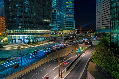 Eyfel Kulesi ile La Savunma İş Bölgesi Paris 'te Gece Trafiği