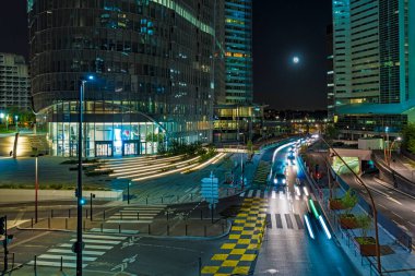Gece yarısı La Savunma Bölgesi Paris 'te Ay' la kesişen yol