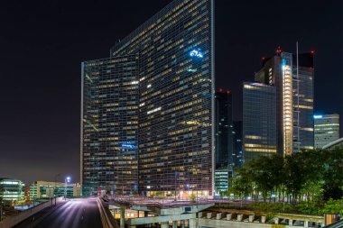 Yol ve Kuleleri Olan La Savunma İş Bölgesi Gece Sahnesi