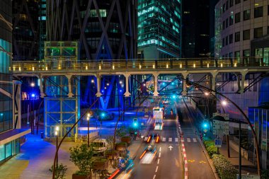 Yol Trafiği Olan Renkli Sokaklar 'daki La Savunma İş Bölgesi' nde Gece Gezisi