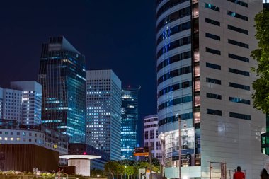 Hilal Ay, La Savunma İş Bölgesi Kulelerinin tepesinde, geceleyin