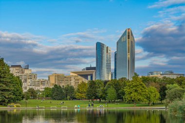 La Defansın Bulutlu Günü İş Dünyası Gölü ve Ağaçların Üzerinde