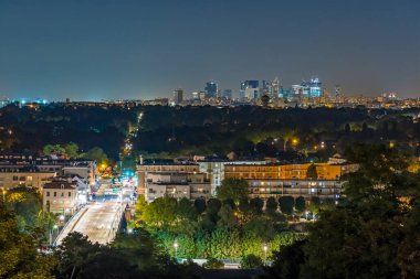 Paris 'in Banliyölerinde Gece Trafiği. Arka plan Ormanı ve Binaları' nda La Defans.