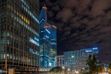 Bulutlu Gökyüzü Altında Gece, La Savunma Bölgesi Kuleleri