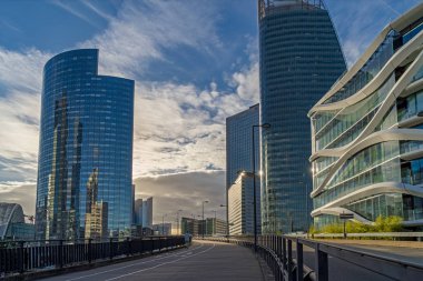La Defense İşletme Bölgesi Trafik Kuleleri ve Binalar Yansımaları 'nda güneşli bir gün