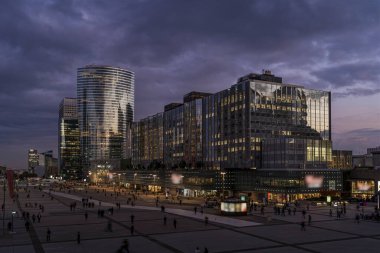 La Savunma Bölgesi Binaları ve Halkın Üzerinde Fırtınalı ve Renkli Gökyüzü