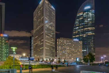 La Defense İşletme Bölgesi Binalar Arasında Gece Halkı