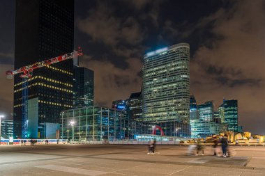 La Savunma İş Bölgesi Kuleleri Gece Işığı ve Halkın Hareketi Oyununda