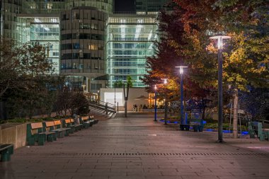 La Defense İş Bölgesi Işıkları ve Gölgelerinde Gece Boş Otoyol