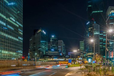 Gece Binaları ve Kuleleri 'nde La Defans Altında Otoyol Trafiği