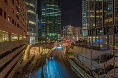 La Savunma İş Bölgesi Kulelerinin Sokaklarında Gece Şehir Trafiği