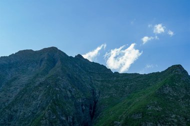 Bulutlar Gün Batımında Dağ Tepelerinde Hareket Ediyor
