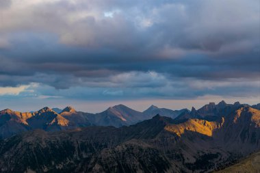 Sunset 'teki Fransız Alplerinde Dağların Üzerindeki Son Gün Işıkları