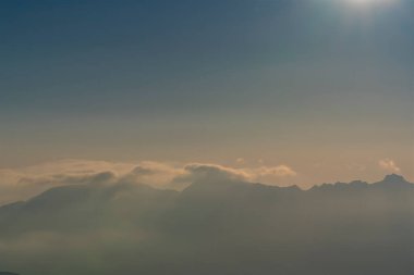 Mavi Gök ve Fransız Alp Dağları Güneşli bir günde Sabah