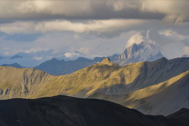 Hareket eden bulutlar Fransız Alplerindeki Ay Dağlarını kaplıyor