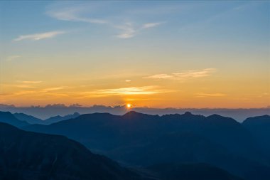 Bulutların Üzerinde Gündoğumu Fransız Alp Dağlarının Üzerinde