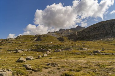 Fransız Alplerinde Güneşli ve Bulutlu Gök Kaya Dağının Üzerinde