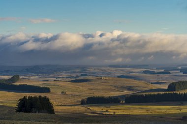 Gündoğumunda Fransız ovalarında Bulutlar Şiddetli Ağaçlar ve Çimen Çayırları