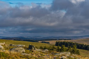 Fransa 'nın Geniş ve Çöl Ovası Üzerindeki Gün Bulutlu Gökyüzü Yerdeki Bazı Kayalar