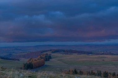 Günün sonunda Bulutlar Ovalarda Hareket Ediyor