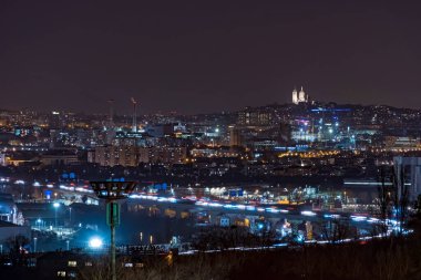 Kutsal Yürek Bazilikası Paris 'te Gece Karayolu Trafiğinin Üzerinde