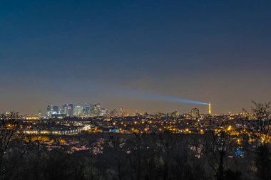 Paris 'in güzel şehri Eyfel Kulesi ve Gece Savunma Bölgesi