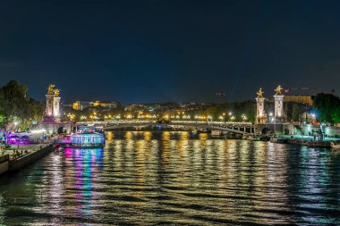 Paris 'teki Gece Manzarası, Seine Nehri ve Köprüsü' ndeki Yansımalarla