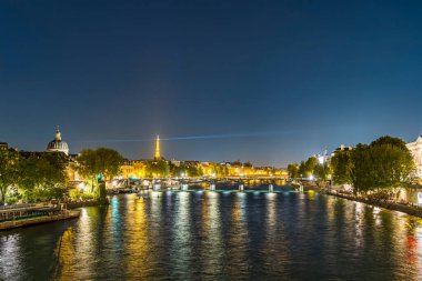 Paris 'te Gece Romantik Sahnesi Seine Nehri ve Eyfel Kulesi ile Turizm Merkezi' nden