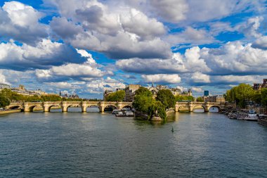 Paris Merkez Merkezi, Seine Nehri ve Köprüleri Üzerinde Güneşli ve Bulutlu Gün Ağaçları Mimarisi
