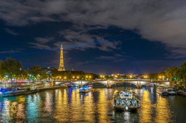 Paris 'teki Eyfel Kulesi Seine Nehri Köprüsü ve Trafikten Görüntülendi