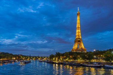 Aydınlanmış Eyfel Kulesi Seine Nehri ve tekneleriyle Paris 'te alacakaranlık