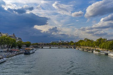 Paris Merkez Nehri, Köprüler, Tekneler ve Trafik Bulutları Üzerine Gelen Fırtına