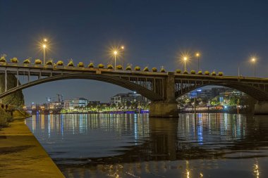 Paris 'te bir yerde Gece Rıhtımından Seine Nehri ve Bidge Işıklarından