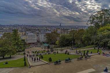 Montmartre Hill 'den Paris' e Bulutlu Gökyüzü Altında Şehir Halkı Manzaranın tadını çıkarıyor