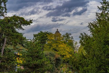 Bulutlu Gökyüzü Ağaçları ve Anıtı Altında Paris Halk Parkı