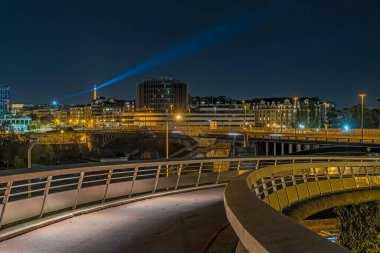 Paris Eyfel Kulesi 'ndeki La Defense İş Bölgesi' nde yaya geçidi.