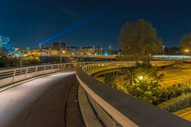 Paris 'te karayolu trafiği ve metro kavşağında Eiffel Kulesi' nin üstündeki köprüden
