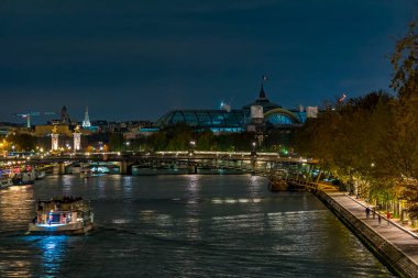 Paris 'teki Seine Nehri' nin üzerinde Gece Turistleri, Bruidges Limanı 'ndaki Halkları Gezintiyor