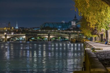 Paris Seine Nehri 'nde Yürüyen İnsanlarla Aydınlanmış Rıhtımlar ve Turistler Gezileri