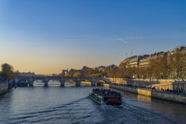 Paris 'in Sonbahar Renkleri Nehiri ve Köprüleri Turistik Geziler